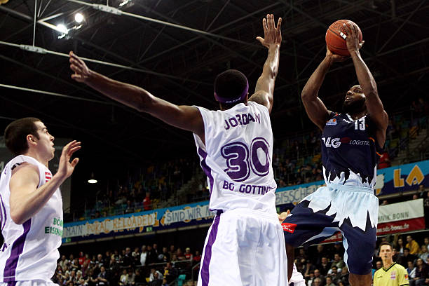 鲍威尔：哈登和莱昂纳德信任我对我很有帮助 系列赛需要每个人挺身而出