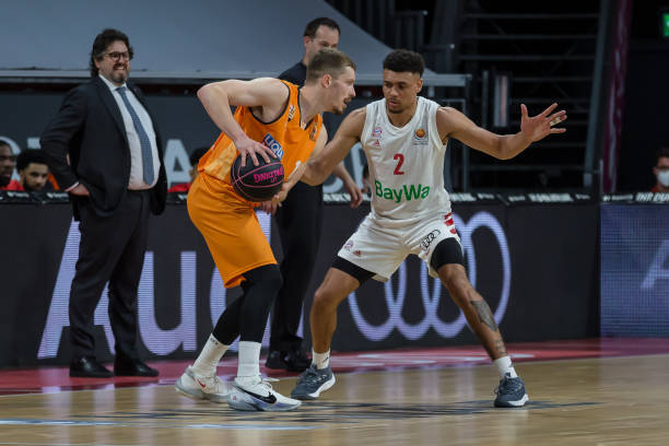 马卡：对手球迷一直辱骂维尼修斯，但后者做噤声动作就被批评