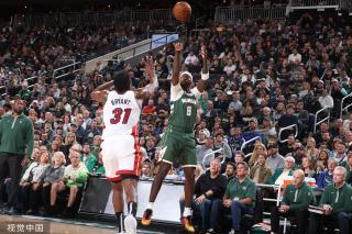 小克雷格·波特精准传球，开启精彩进攻序章（小克雷格·波特一记精准妙传，拉开精彩进攻帷幕）