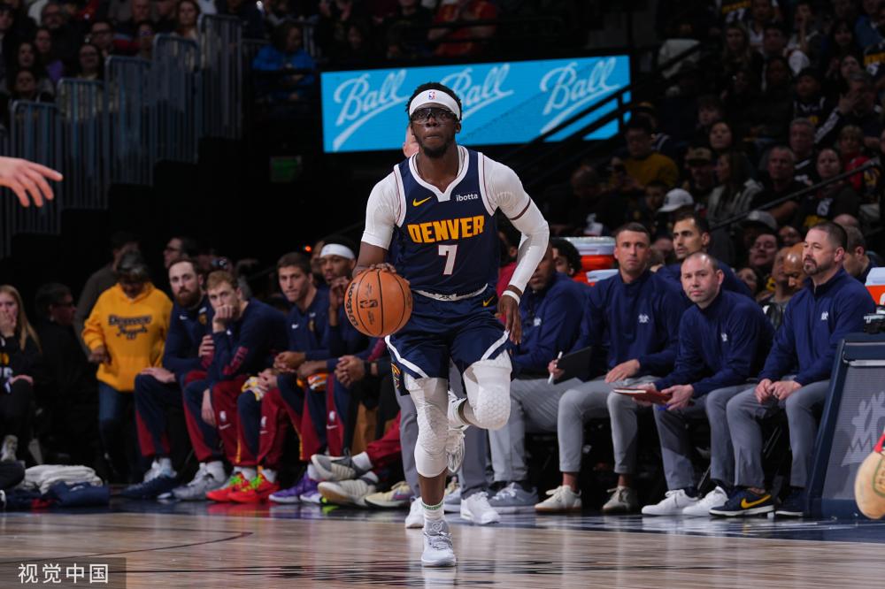 欧文快攻压哨上篮，全场沸腾