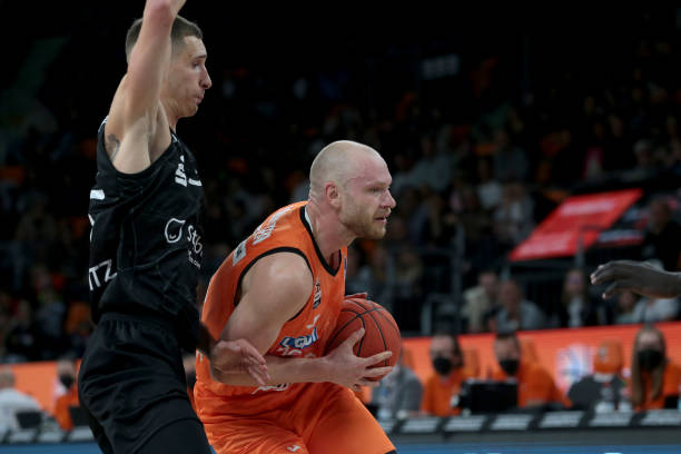 欧文快攻压哨上篮，全场沸腾